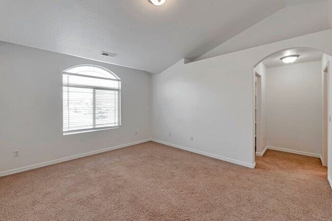 Building Photo - Bright Townhouse in Saratoga Springs w attached 2 car garage