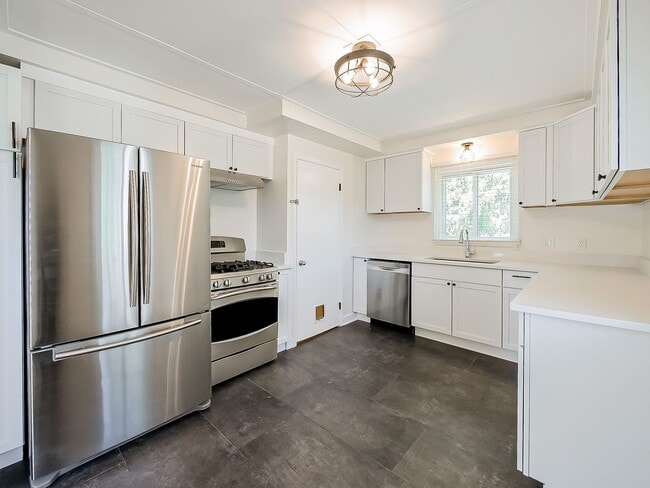 Building Photo - Spacious 3BR Home with Expansive 1-Acre Lot!