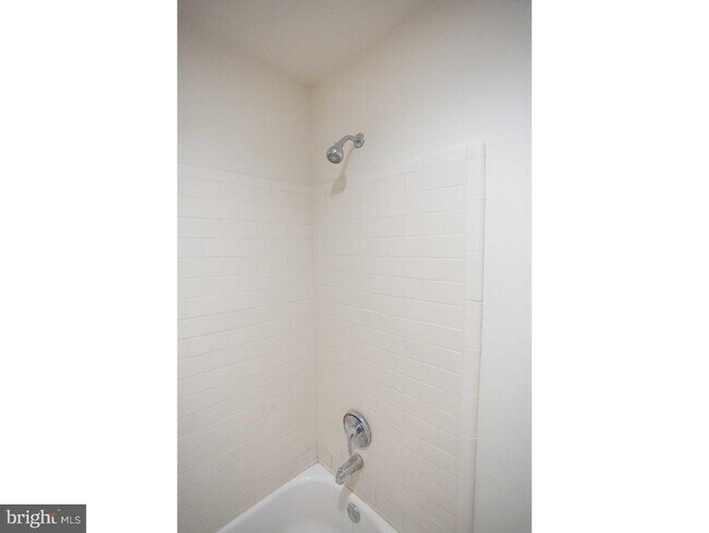 Building Photo - 413 S 11th St