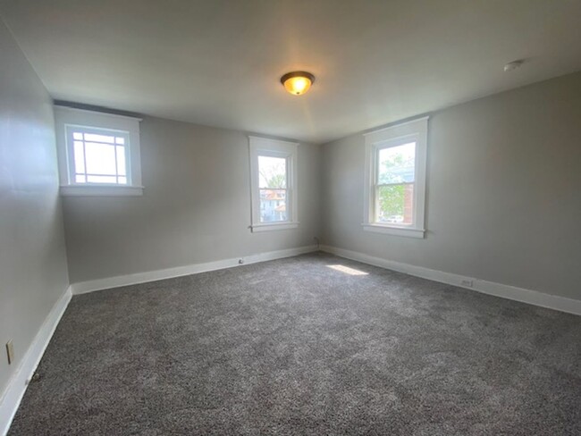 Building Photo - 551-553-553 E Cassilly St