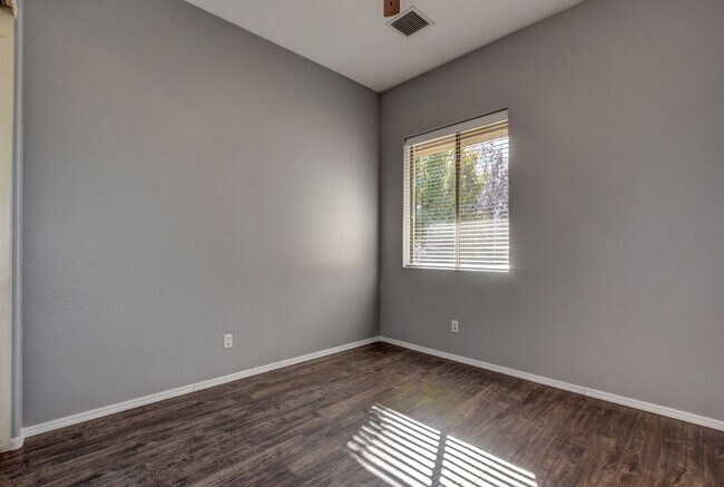 Building Photo - Beautiful Home for Rent in Granville!