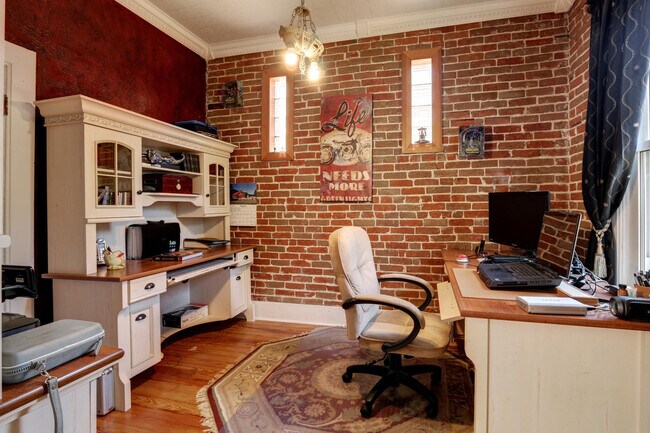 Building Photo - Bungalow in Desirable Highlands! Location Matters!