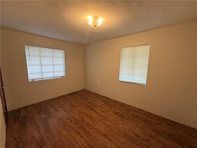 Building Photo - 2210 Ellen Dr