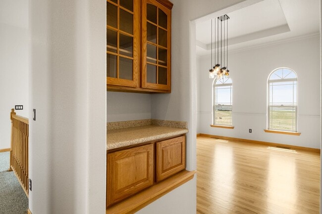 Building Photo - Executive 3-Bed Ranch Main Level - Private...