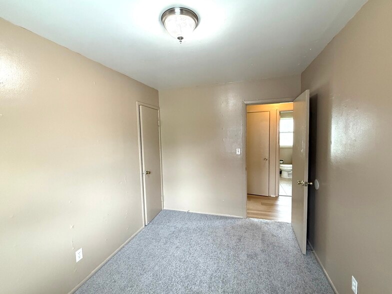 Building Photo - 401 Morris Dr