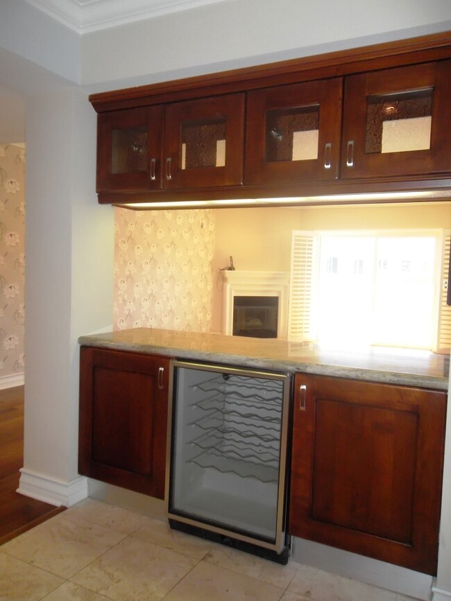 Building Photo - Luxurious condo with top of the line appli...