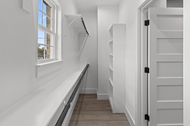 Building Photo - 7927 Colonial Ln