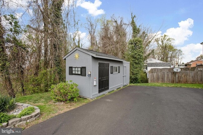 Building Photo - 6117 Riverview Dr