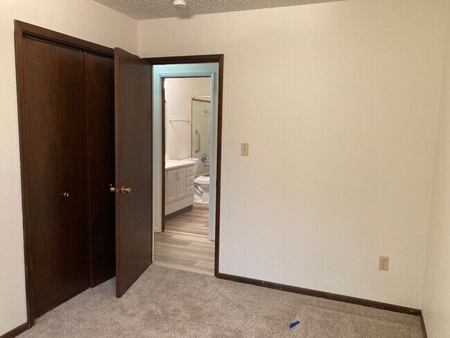 Building Photo - 3 Bedroom Ranch Style Home in Rogers Park!