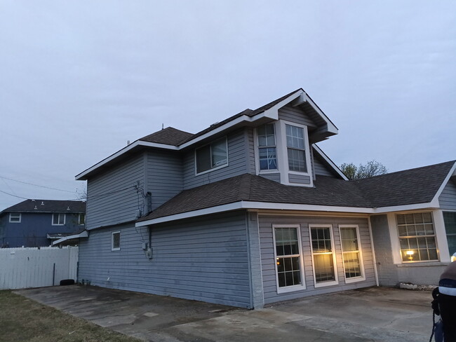 Building Photo - 2701 Willow Springs Rd