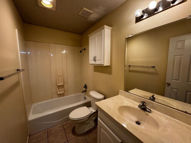 Building Photo - Beautiful Duplex with a Basement!