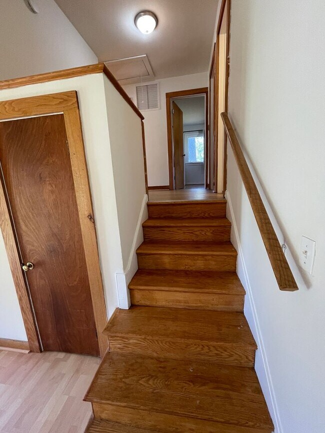 Building Photo - Split Level Home near Willow Lawn