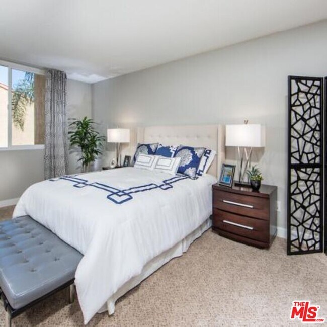 Building Photo - 6600 Beachview Dr