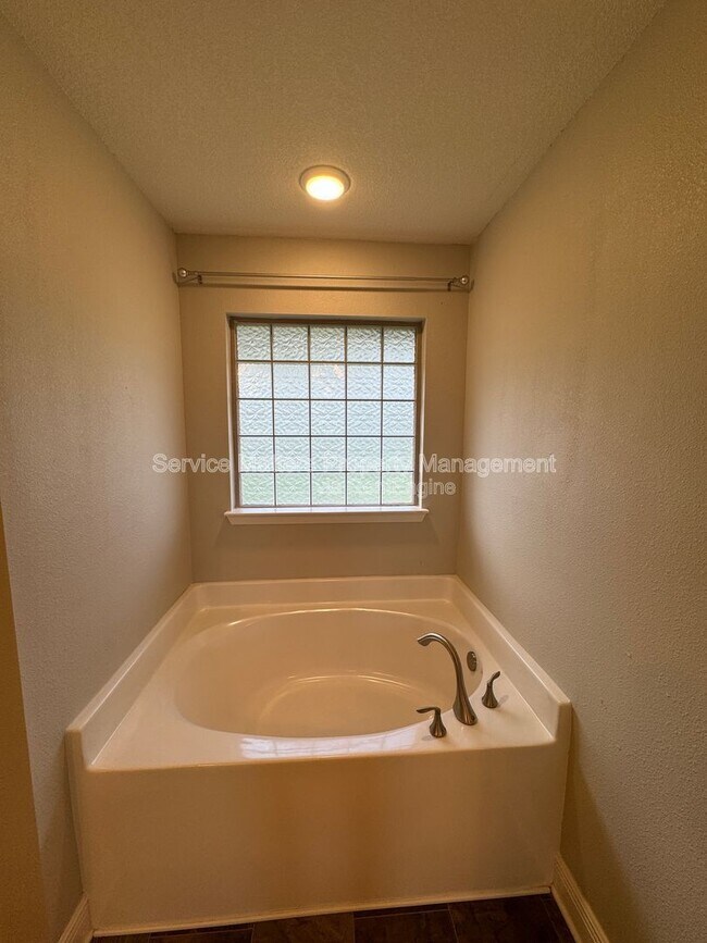 Building Photo - 4622 Belvedere Circle