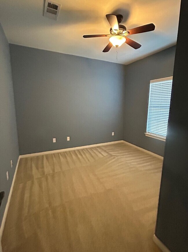 Building Photo - Beautifully Maintained 3 Bedroom