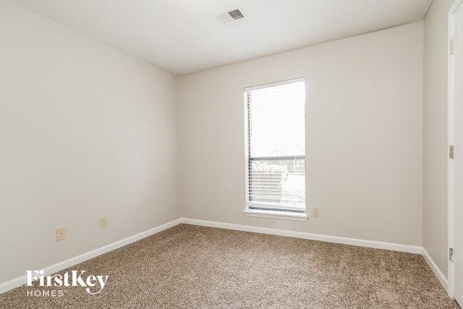 Building Photo - 3226 Deshong Dr SW