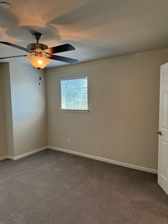 Building Photo - 3-bedroom, 2.5-bathroom townhouse located ...