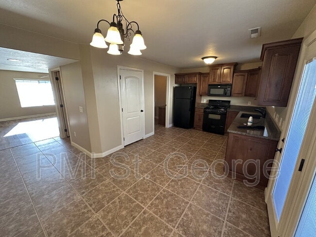 Building Photo - 340 1425 N St