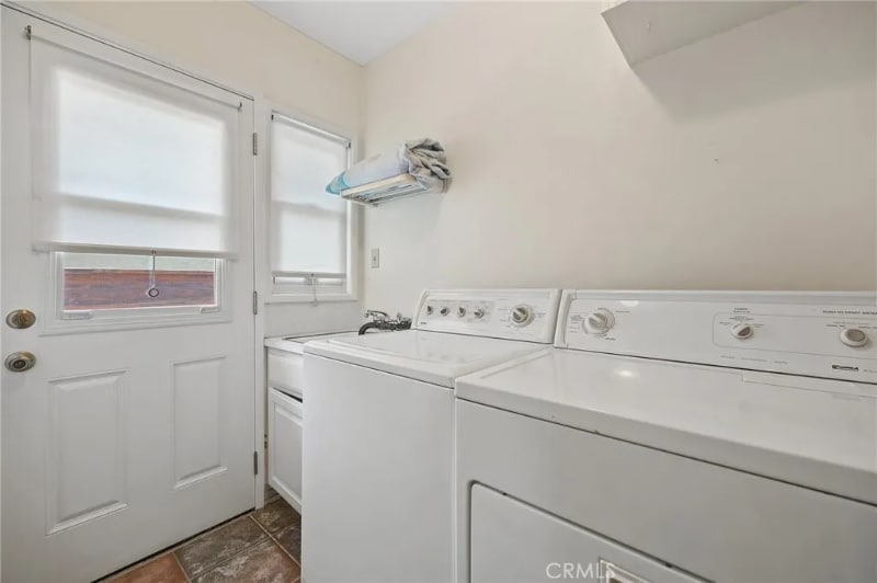 Building Photo - 5431 E El Jardin St