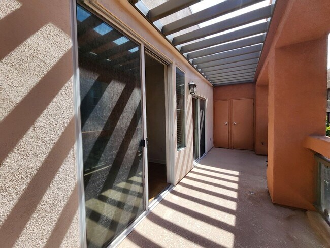 Building Photo - Luxury Mid-rise Condo unit  located on the...