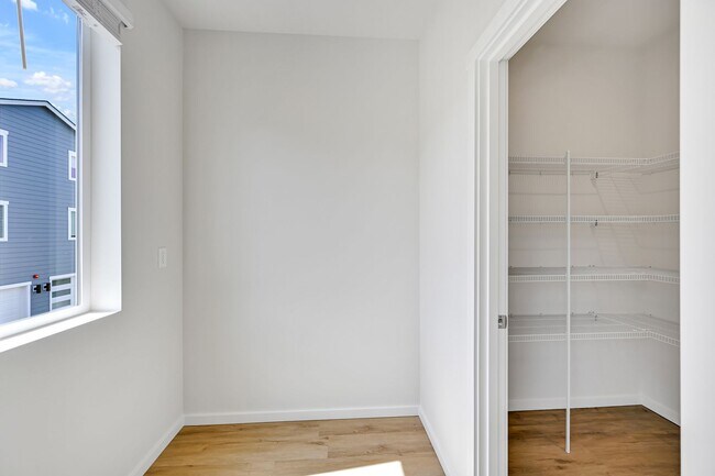 Building Photo - 4 Bed 3 Bath Townhouse for Rent!