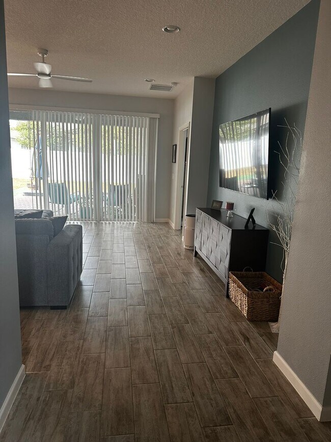 Building Photo - Welcome to this inviting 3/2 single family home located in Compass Landing