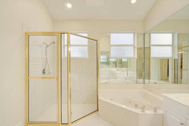 Building Photo - 6646 Oakmont Way
