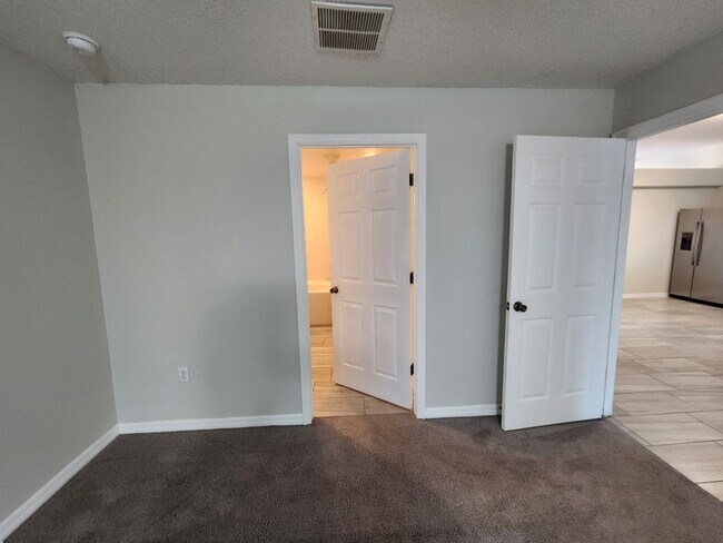 Building Photo - 4/2 Contemporary Style house