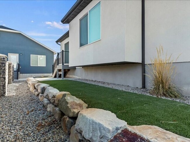 Building Photo - West Joran 3 bed 2 bath family home