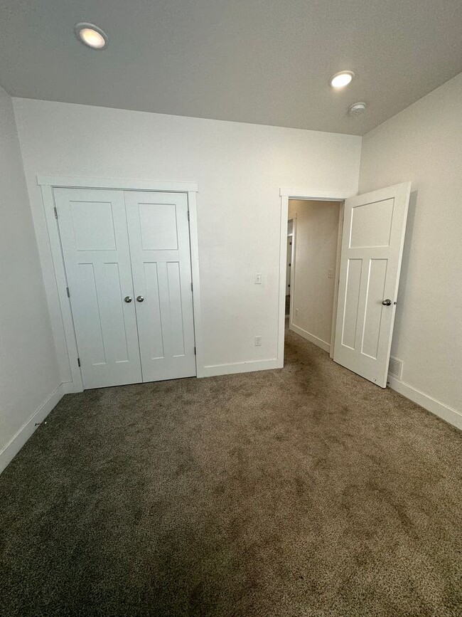 Building Photo - $500 OFF FIRST MONTHS RENT IF A LEASE IS S...