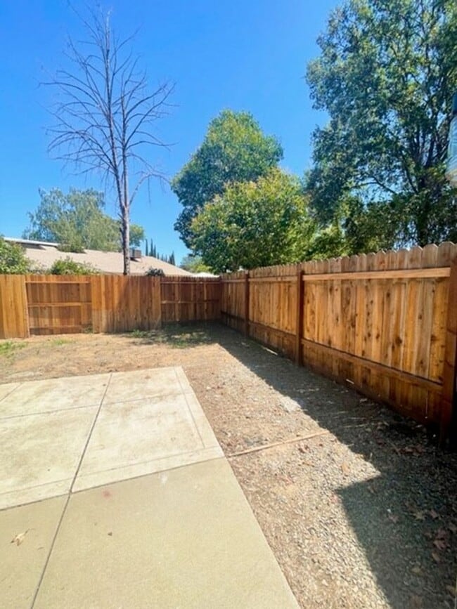 Building Photo - Darling Elk Grove Halfplex!