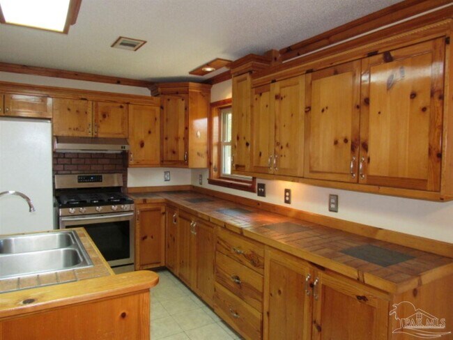 Building Photo - 6112 Hwy 95A N