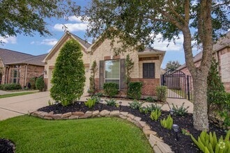 Building Photo - Stunning luxury patio home 2 Bed/3 Bathroo...