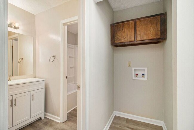 Building Photo - Fully Renovated 3BR/2BA Condo in Decatur!