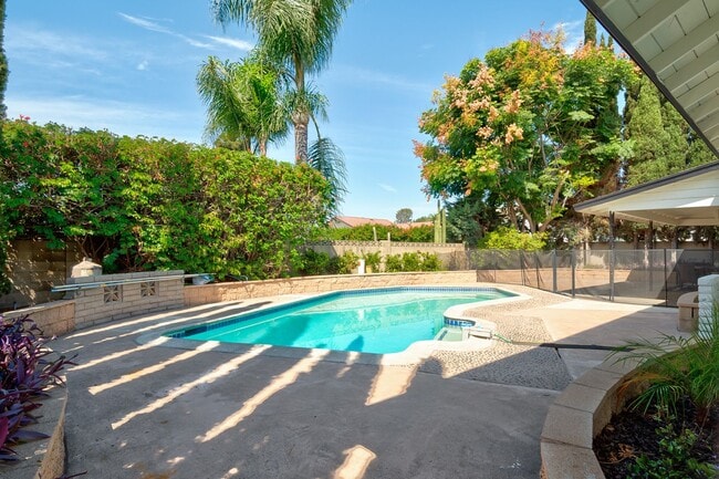 Building Photo - 700 S Yorba St