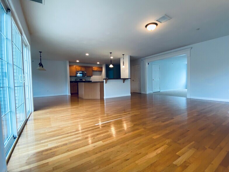 Building Photo - 1103 Hampton Way