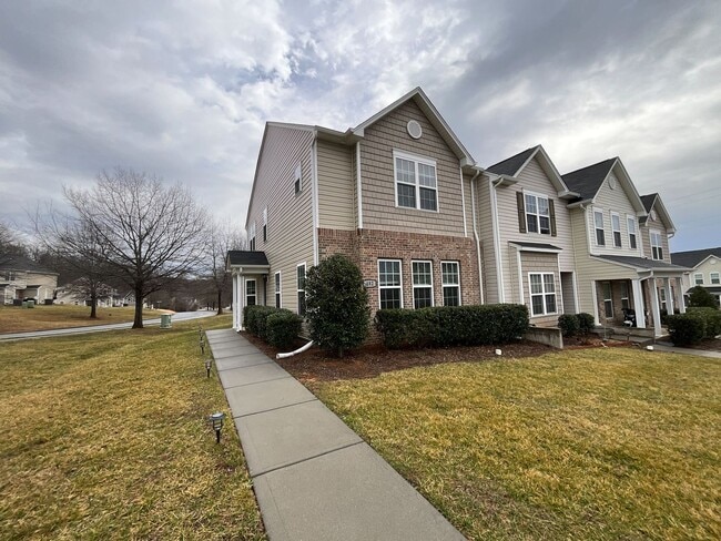 Building Photo - Coming Soon! 3/2.5 High Point Townhome, just north of town near N Main St & I-74