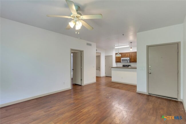 Building Photo - 1011 N LBJ Dr