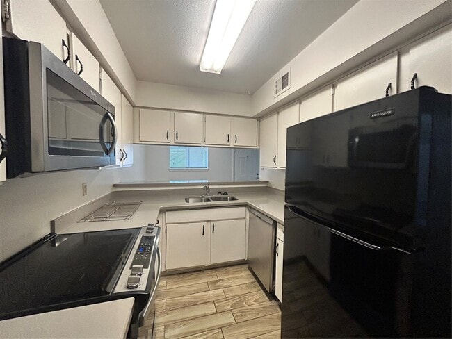 Building Photo - 8038 Sands Point Dr