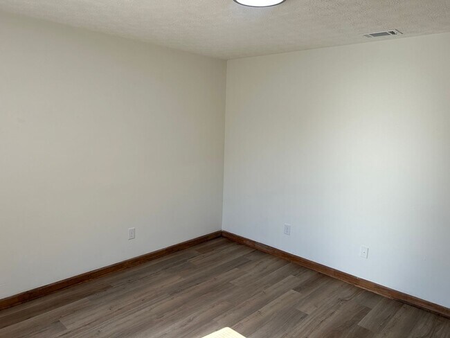 Building Photo - 125/127 Deer Creek Dr