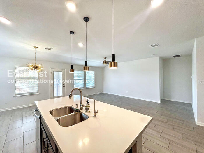 Building Photo - 12002 Benetto Aly