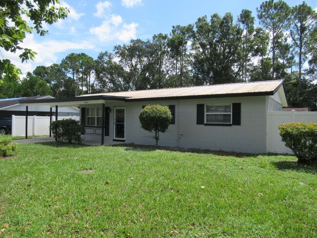 Building Photo - Adorable 3 bedroom 2 bath rental with fully fenced yard