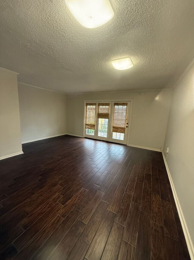 Building Photo - Beautiful 2 Bedroom Townhome off Jefferson