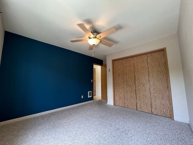 Building Photo - Application Pending - 2 Bed, 2 Bath Upper ...
