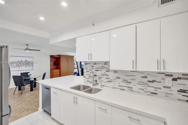 Building Photo - 2501 S Ocean Dr