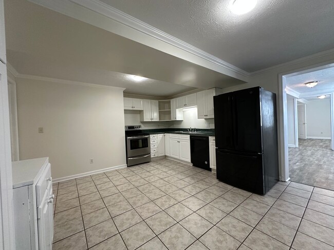 Building Photo - Freshly Updated 4 Bedroom Lower-Level Unit in Oak Ridge – Spacious & Move-In Ready