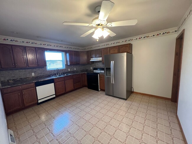 Building Photo - Twin Lakes 3 bedroom 2 bath across from th...