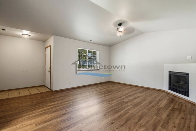 Building Photo - Two-Bed, Two-Bath Duplex with Garage in Co...