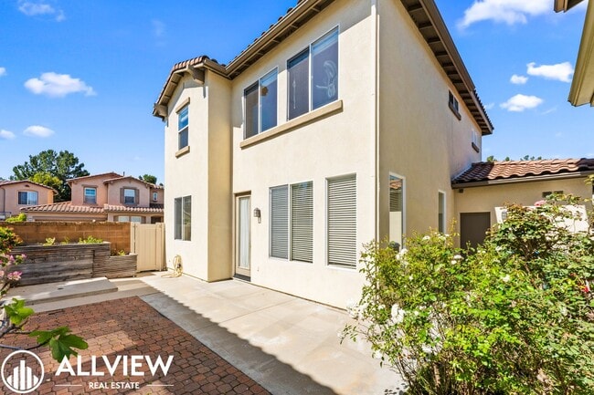 Building Photo - Bright & Spacious 3-Bedroom 2.5 Bath Home in Gated Oak Creek Community