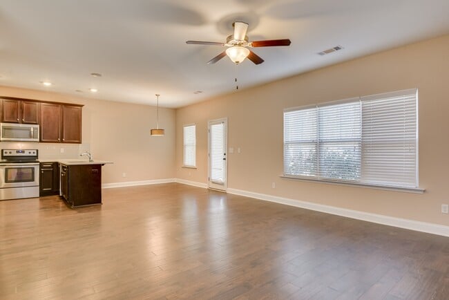 Building Photo - 926 Linsmore Ave